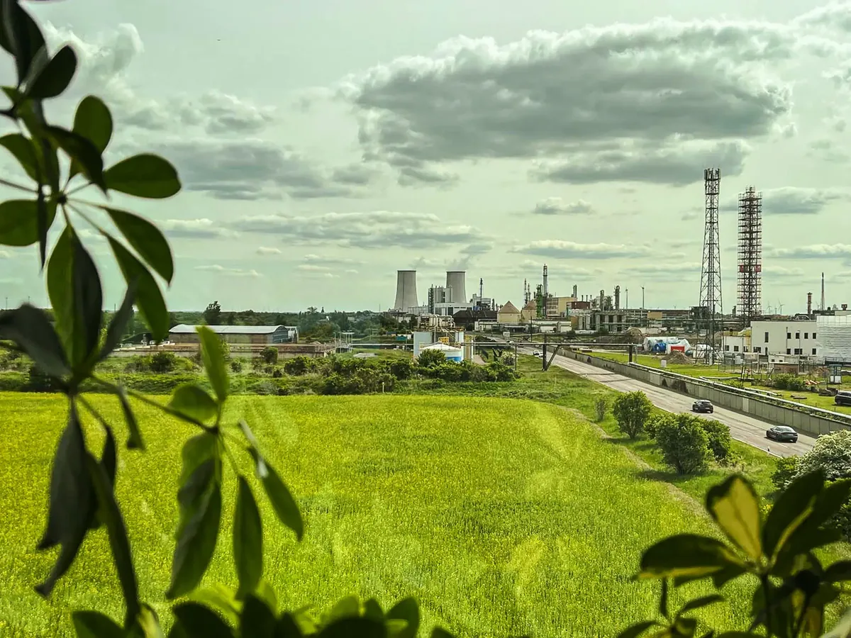 Chemiepark Leuna mit Rapsfeld im Vordergrund