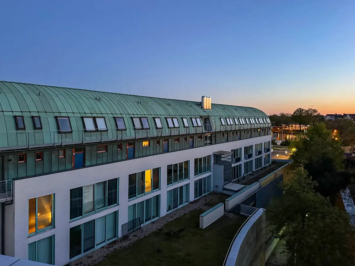 Das Gebäude der CLIA Passage in Merseburg im Abendlicht